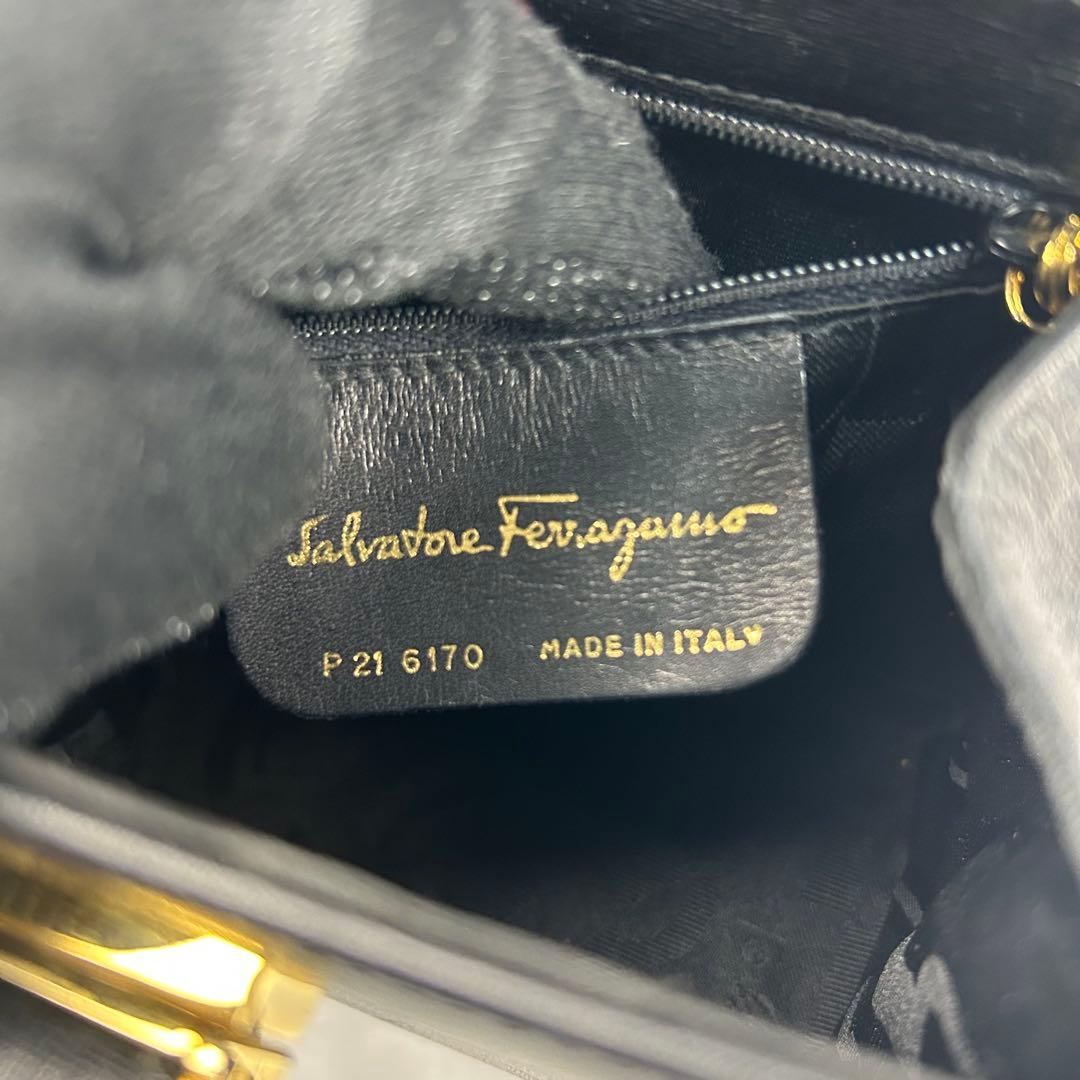 【美品】フェラガモ　ショルダーバッグ　レザー　フラップ　ターンロック　金具　黒