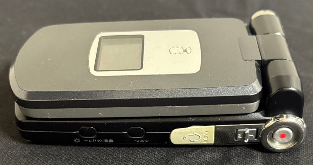 NTT DoCoMo P900iV 携帯電話 クラウドブラック FF7 AC