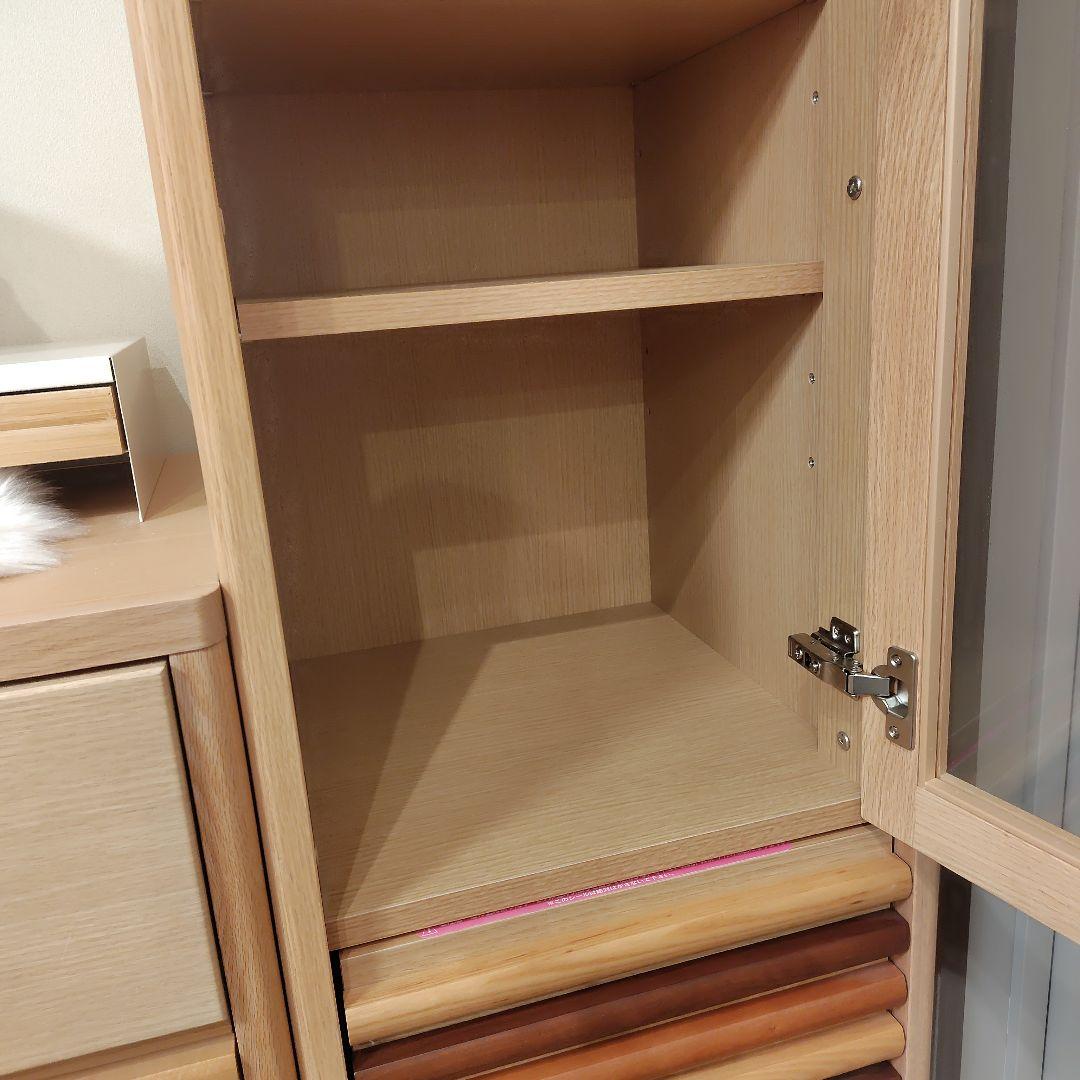 3種の天然木 ガラス扉キャビネット