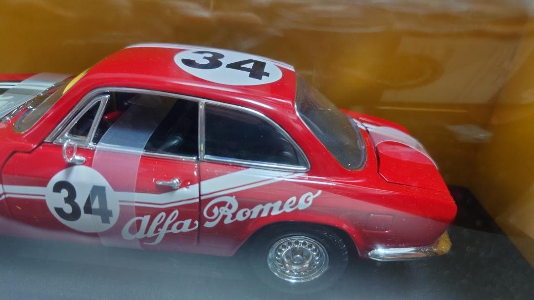 ロードシグネチャー　アルファロメオ ジュリア スプリント GTA １/18