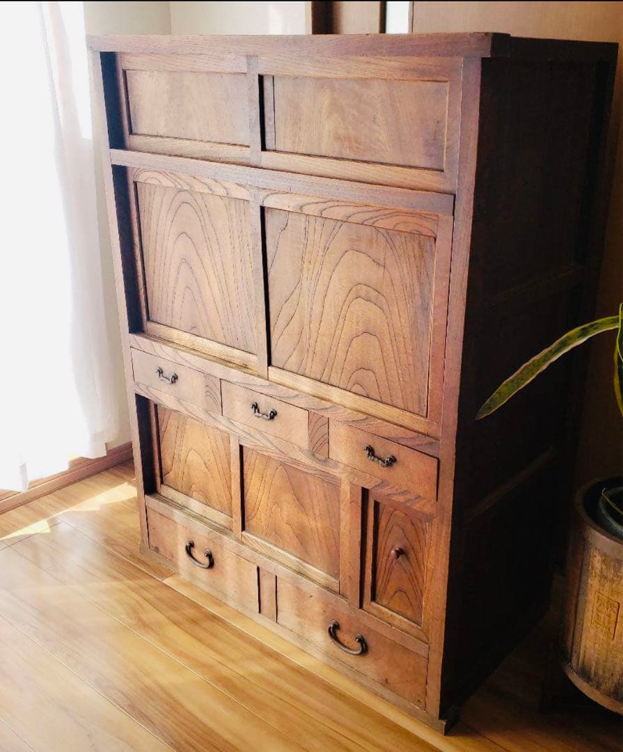 木目が美しい箪笥