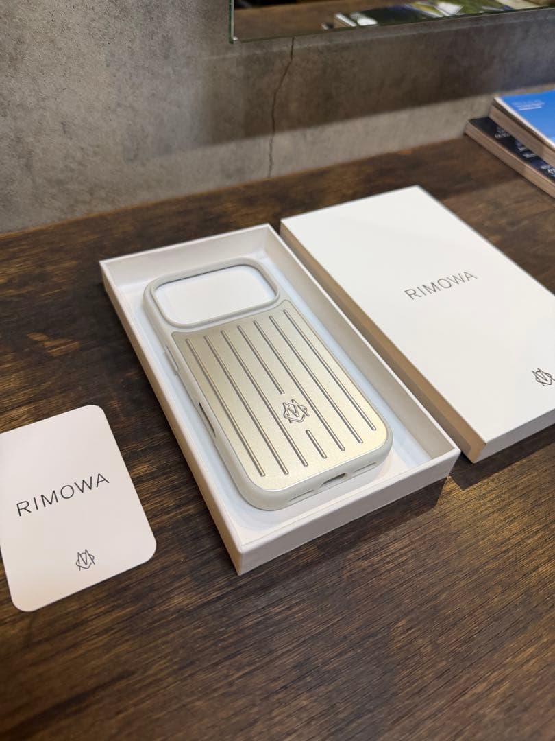 RIMOWA iPhone17pro ケース シルバー