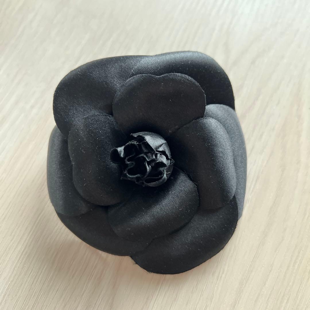 CHANEL カメリア　サテン ブラックブローチ