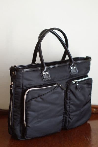 ビジネスバッグ　黒 　Ｂ４　２ＷＡＹ　軽量　ＰＣ ポケット多数　多機能　ベルト付