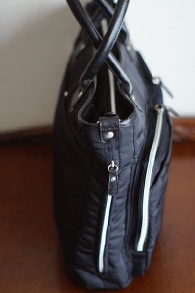 ビジネスバッグ　黒 　Ｂ４　２ＷＡＹ　軽量　ＰＣ ポケット多数　多機能　ベルト付