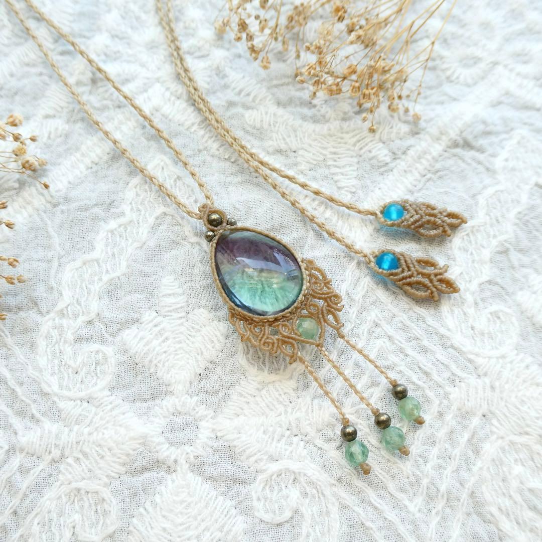 フローライトのマクラメネックレス