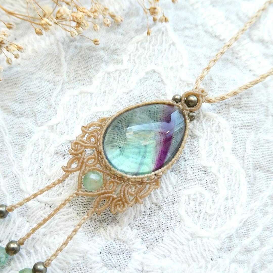 フローライトのマクラメネックレス