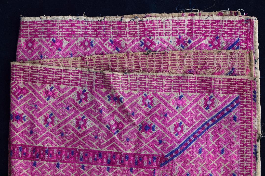 艶のある紫で卍・雷紋などを描く、中国チワン族の2枚繋ぎ刺繍布　1930年代頃の