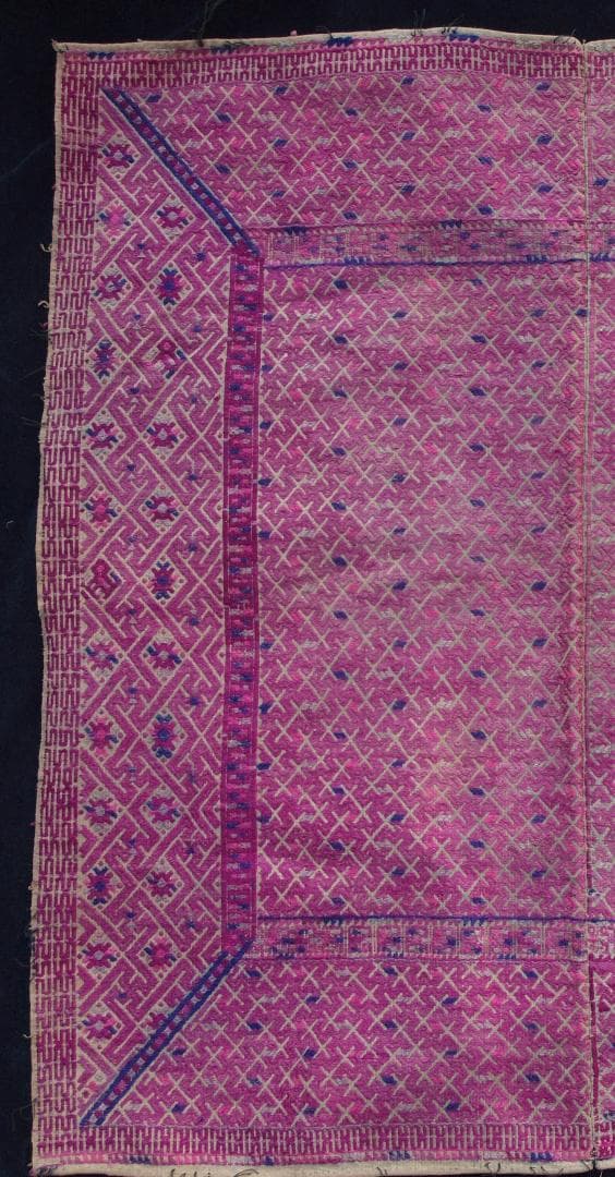 艶のある紫で卍・雷紋などを描く、中国チワン族の2枚繋ぎ刺繍布　1930年代頃の