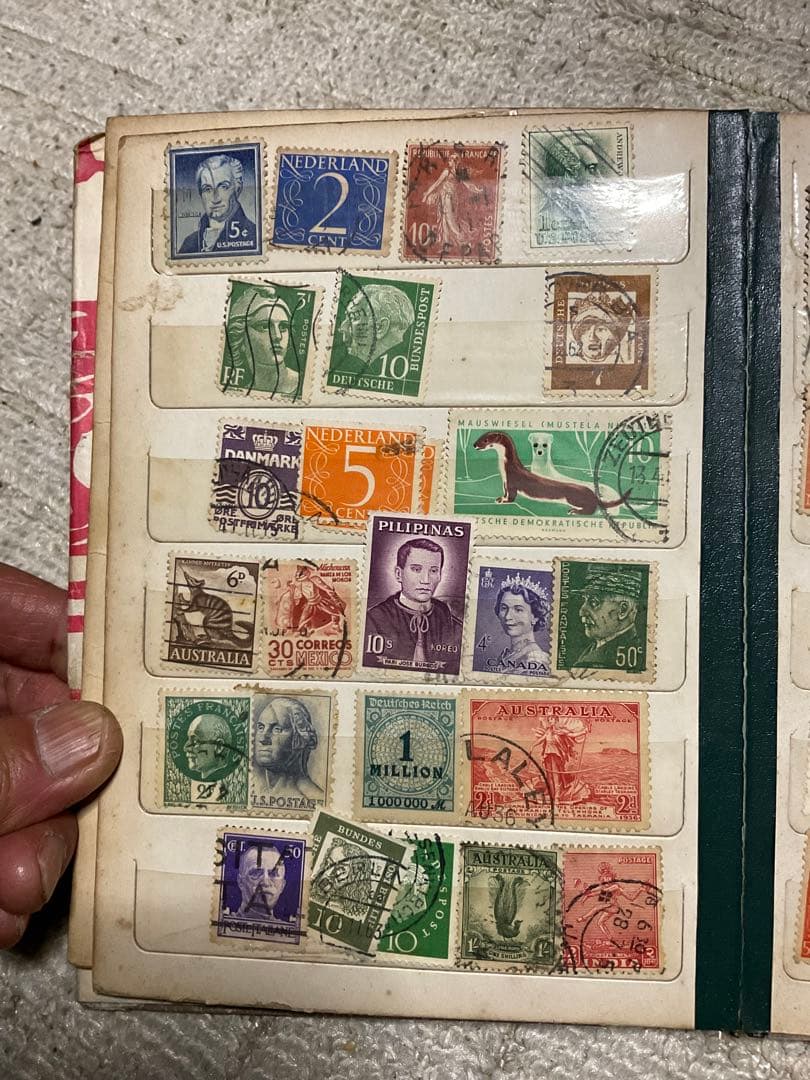 使用済み外国切手／157枚程。日本の切手も少々。【古い時代の切手ばかりです】。