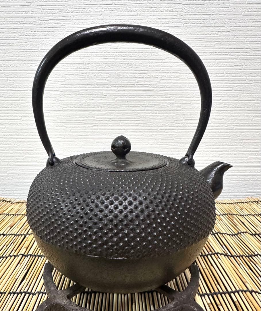 新品、供箱等付属品付　南部藤枝工房　藤枝　昌行作１２型アラレ　南部鉄瓶　南部鉄器