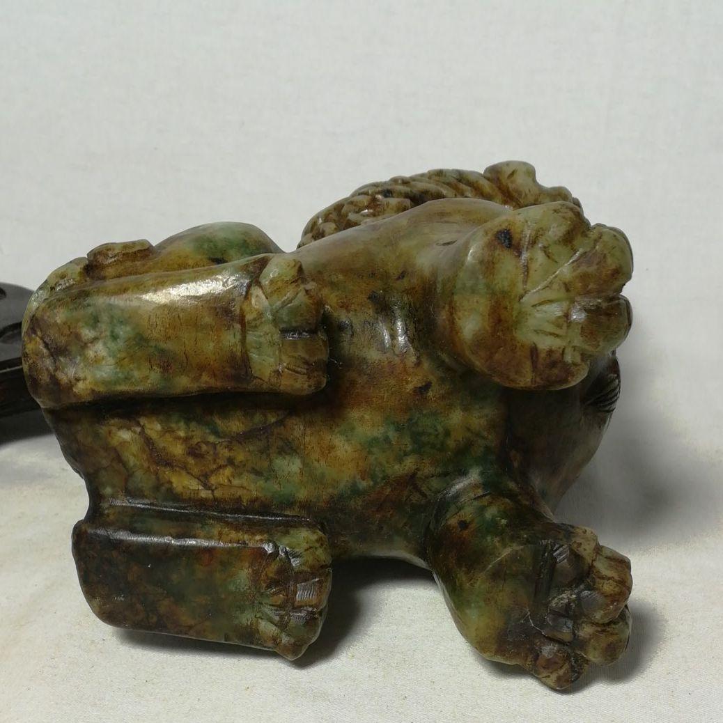 時代　中国美術　翡翠　和田　碧玉　古玉　雕刻　獅子　一対　台座付