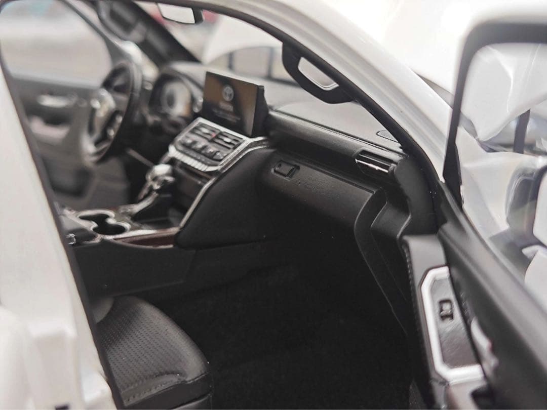 新発売 LCD 1/18 トヨタ ランドクルーザー LC300 ZX ミニカー