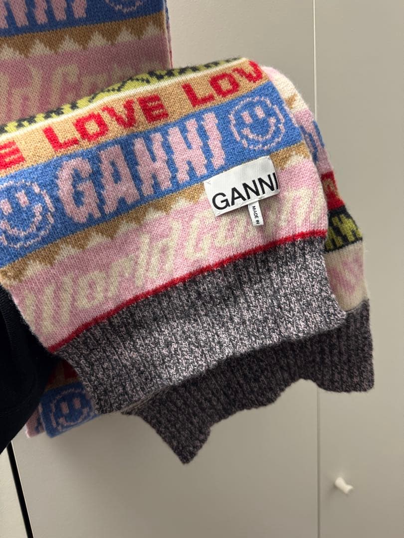 GANNI ロゴ入りマフラー マルチカラー