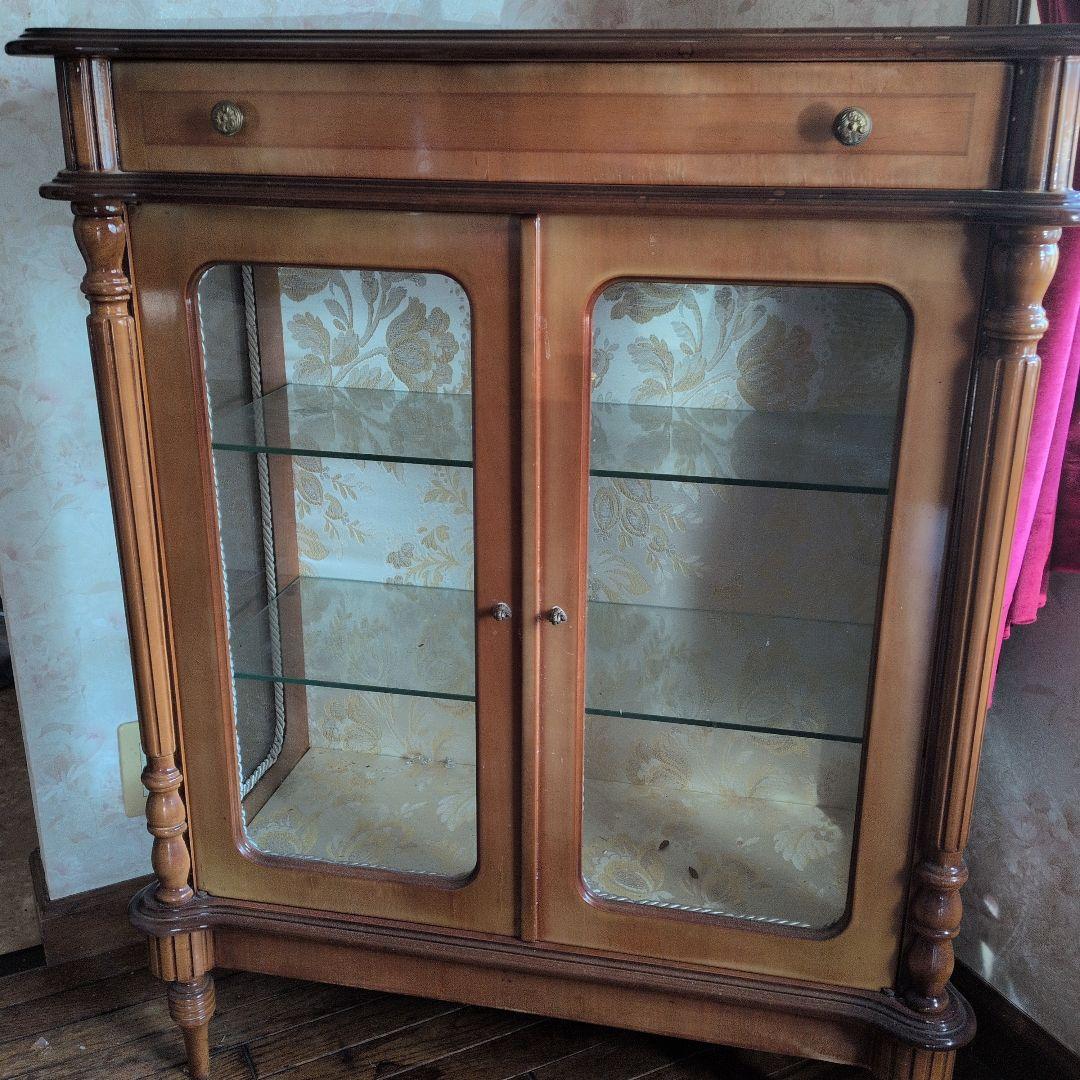 木製キャビネット ガラス扉付き