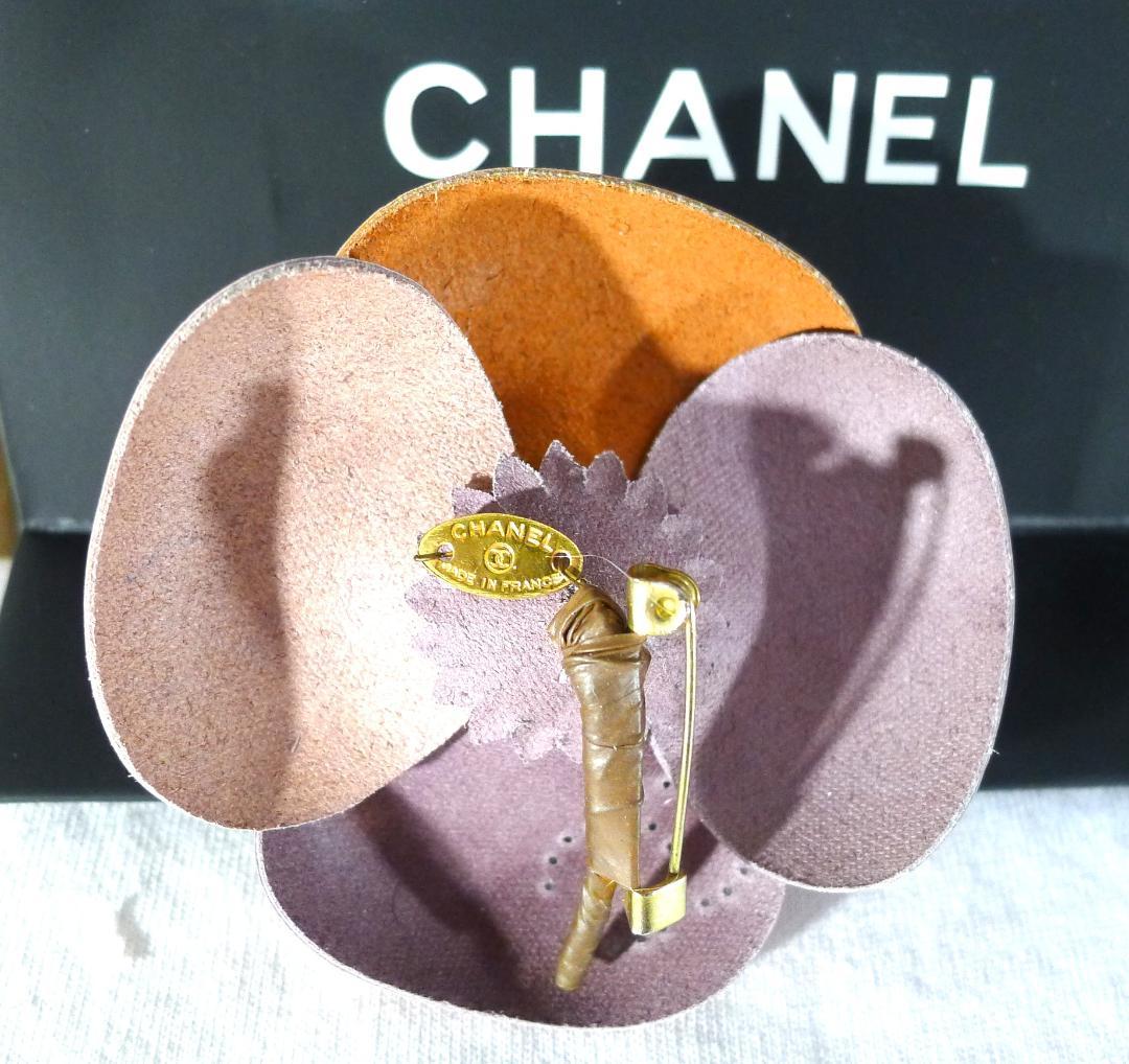 ◇【シャネル】フランス製イエロー＆ブロンズカラーカメリアレザーコサージュ(箱付）