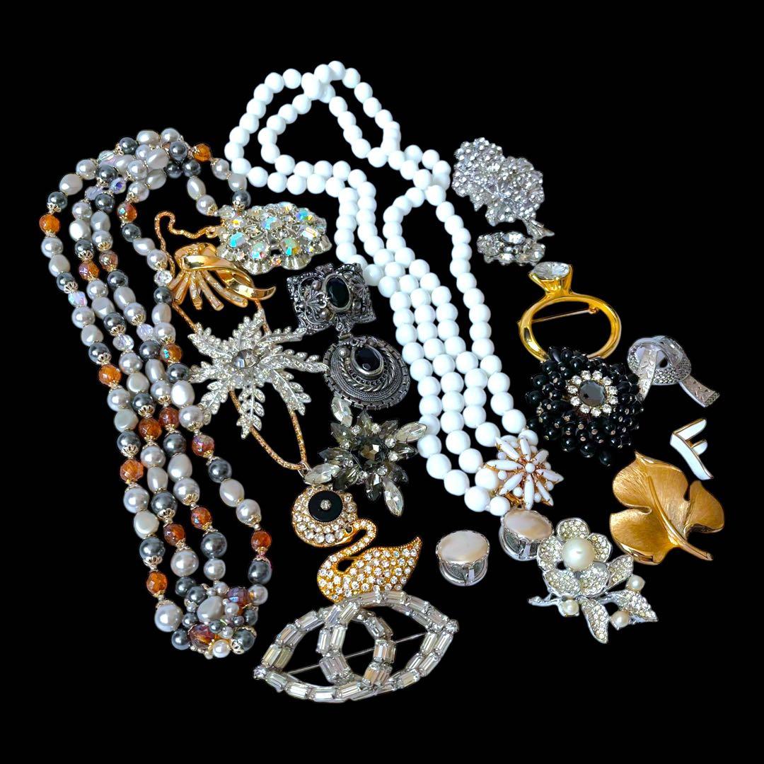 BLACK FRIDAY福袋☆ブラック&クリアカラー19点☆ブランドブローチ多数