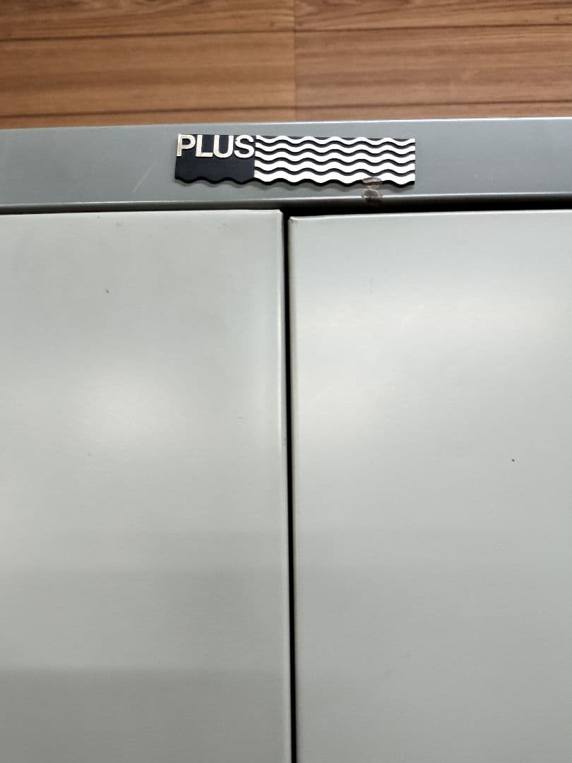 グレーの2ドアキャビネット