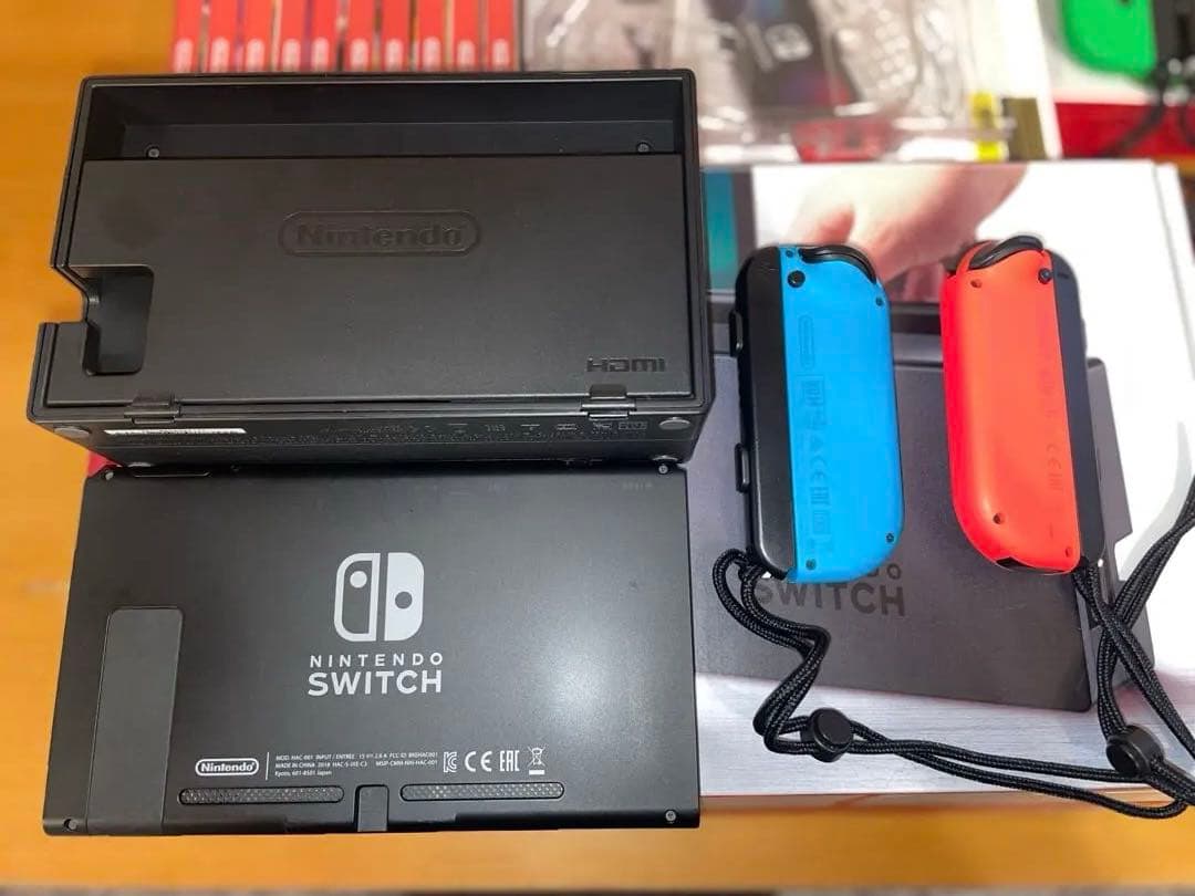任天堂　Switch　本体　カセット10個　コントローラー　カバー付き