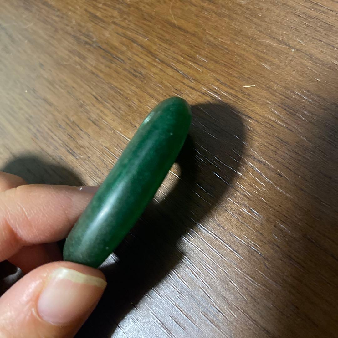 光に当てると模様が浮かび上がり綺麗です。オーラまとってる勾玉です。