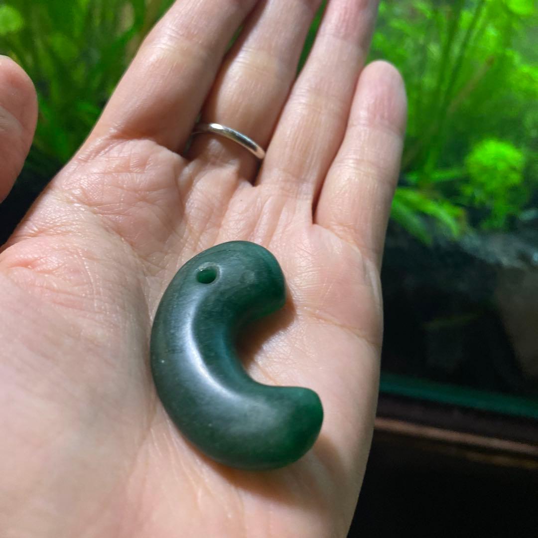 光に当てると模様が浮かび上がり綺麗です。オーラまとってる勾玉です。