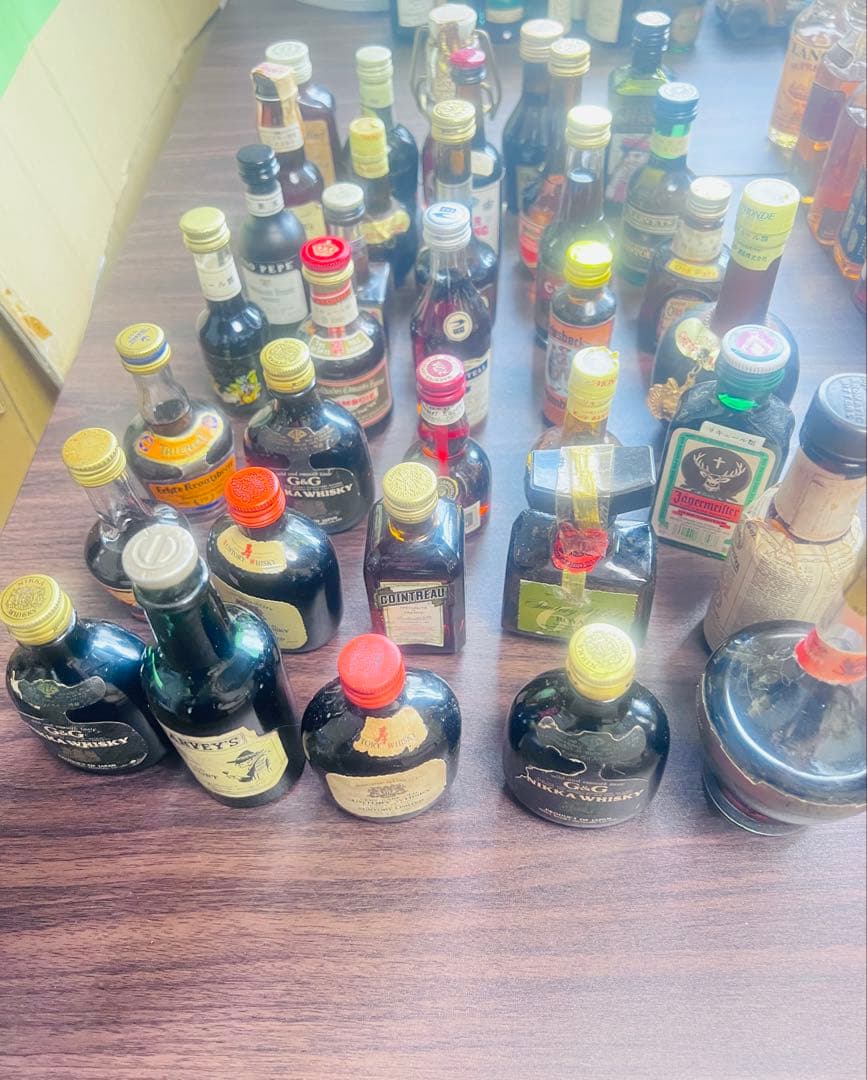 ー*う様 oo3古酒ミニボトルウイスキー、ブランデー、リキュールなど 約200本