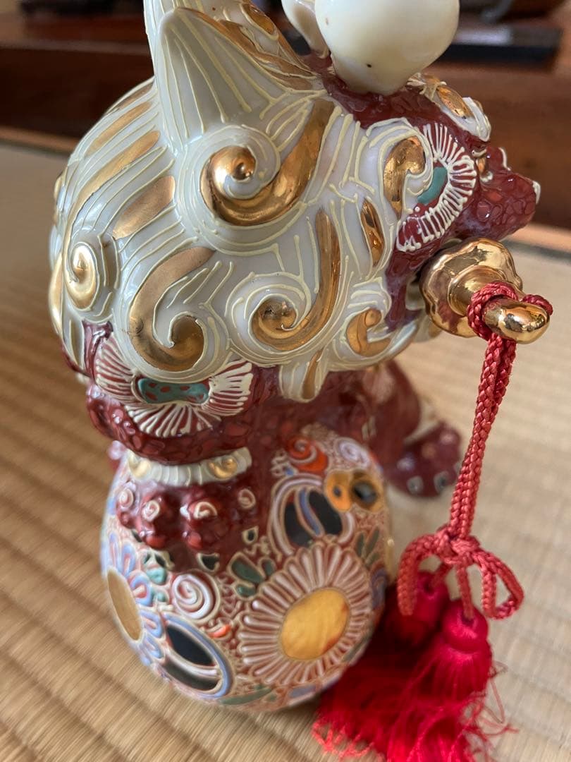 九谷焼　陶器製　獅子の置物 赤・白・金　紅白　工芸品　アンティーク　おめでたい