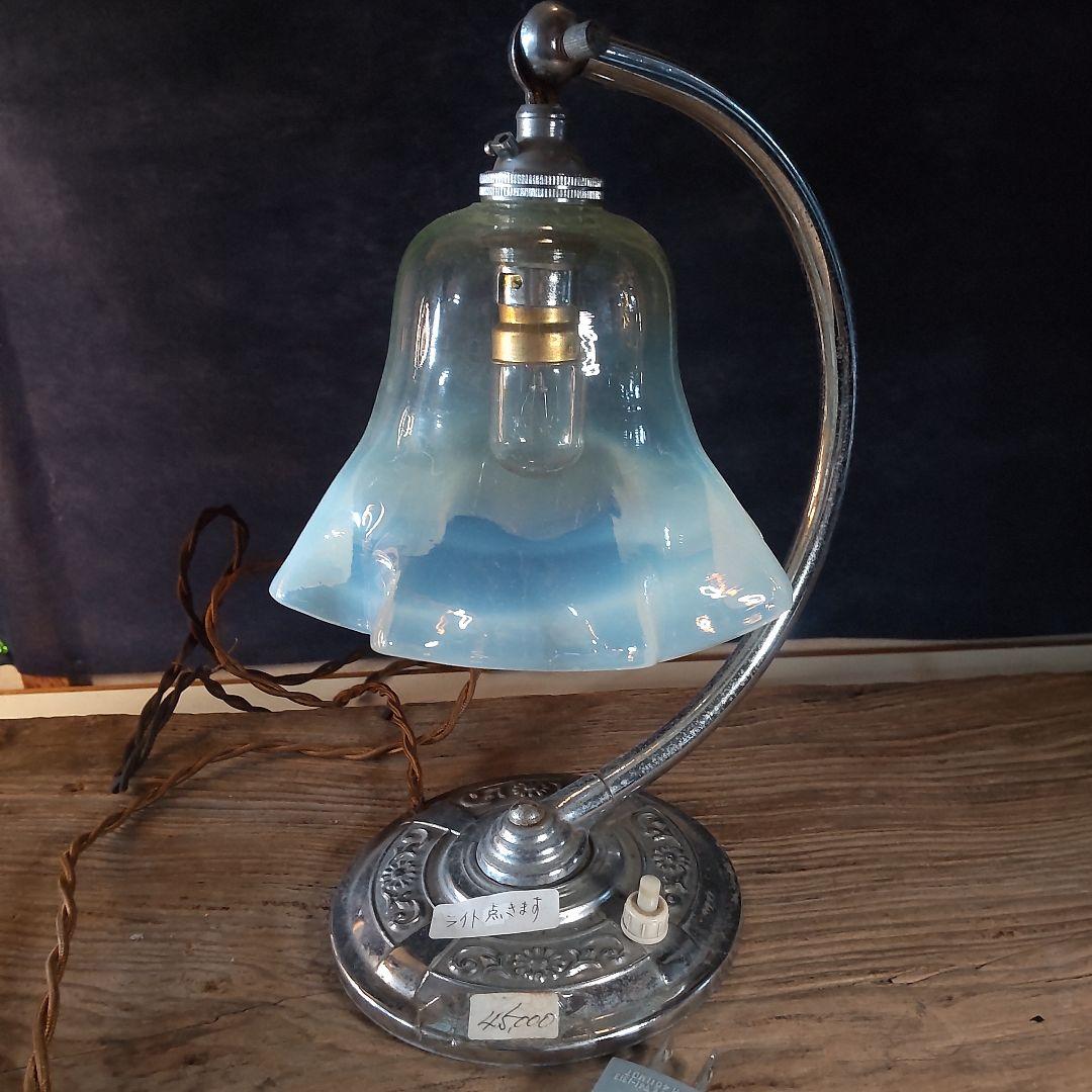 西洋アンティーク～おしゃれなガラス、フリル乳白色～スタンド