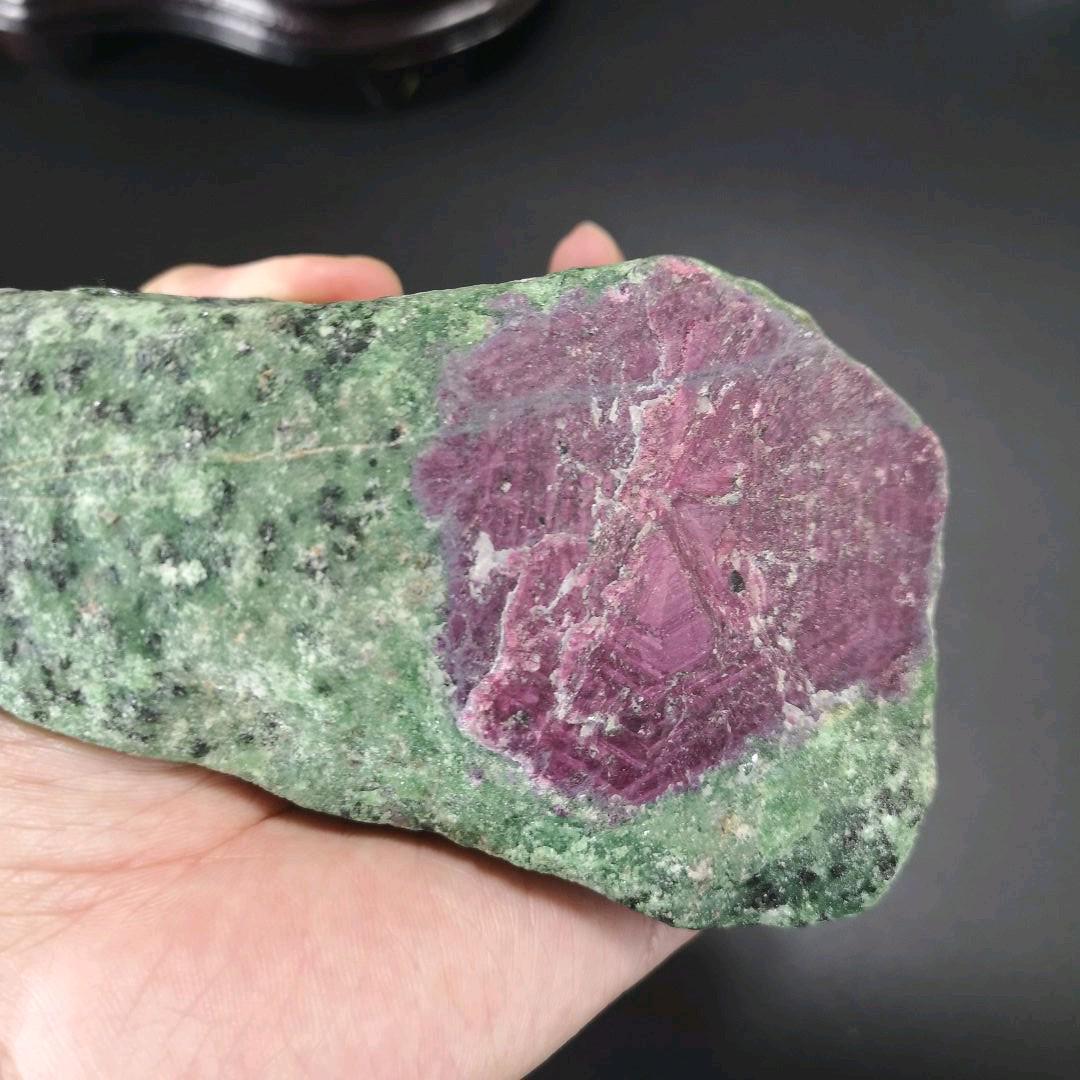 レア物　ルビーインゾイサイト　ルビー　天然石　原石　鉱物　コランダム　魔除け