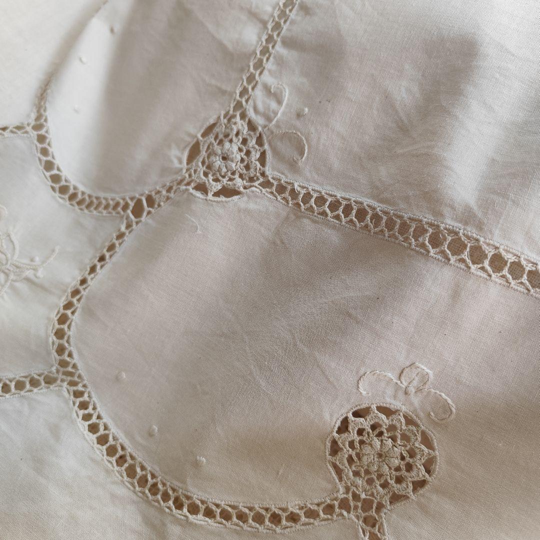手刺繍入りパネル　クロッシェ編みレース繋ぎ　生成り　テーブルクロス