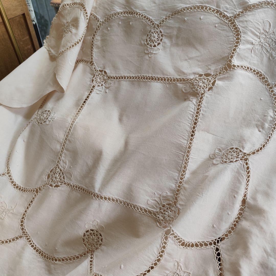 手刺繍入りパネル　クロッシェ編みレース繋ぎ　生成り　テーブルクロス