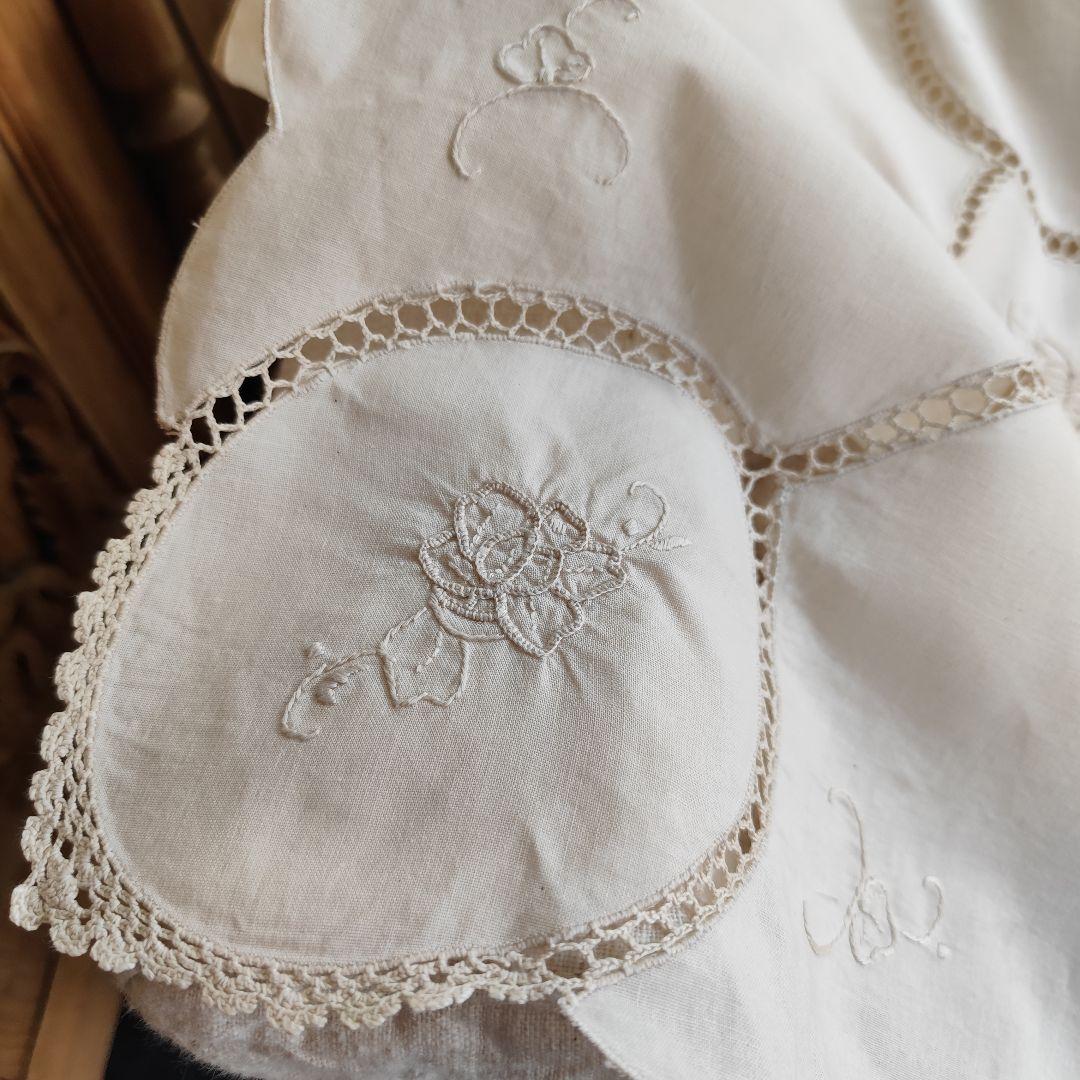 手刺繍入りパネル　クロッシェ編みレース繋ぎ　生成り　テーブルクロス