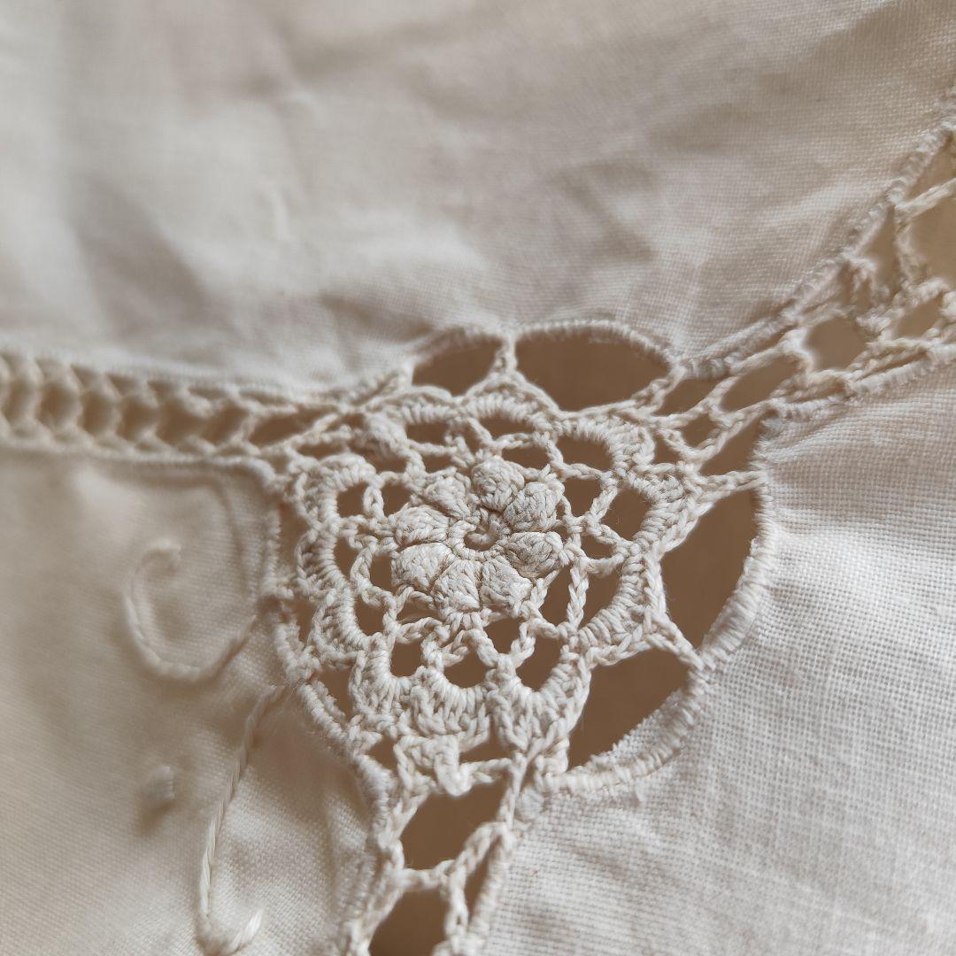 手刺繍入りパネル　クロッシェ編みレース繋ぎ　生成り　テーブルクロス