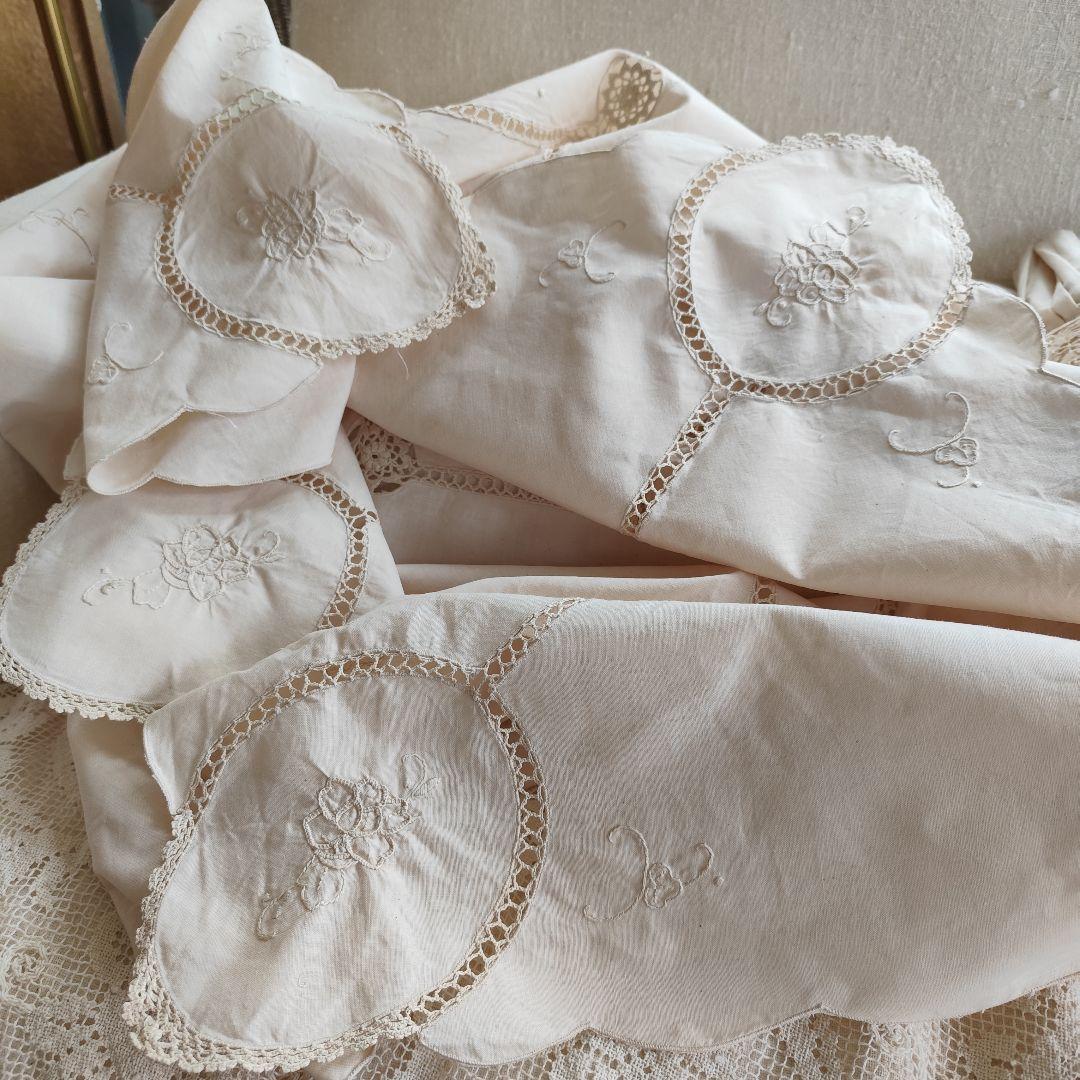手刺繍入りパネル　クロッシェ編みレース繋ぎ　生成り　テーブルクロス