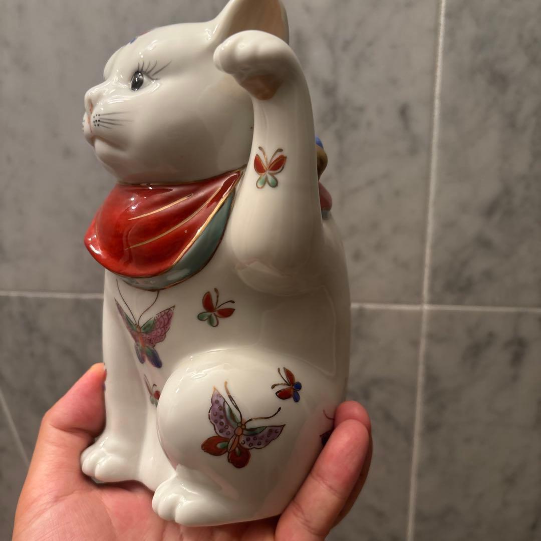 アンティーク作家さんもの瞳が神秘的でまつ毛、体の色彩豊かな蝶々が美しい招き猫