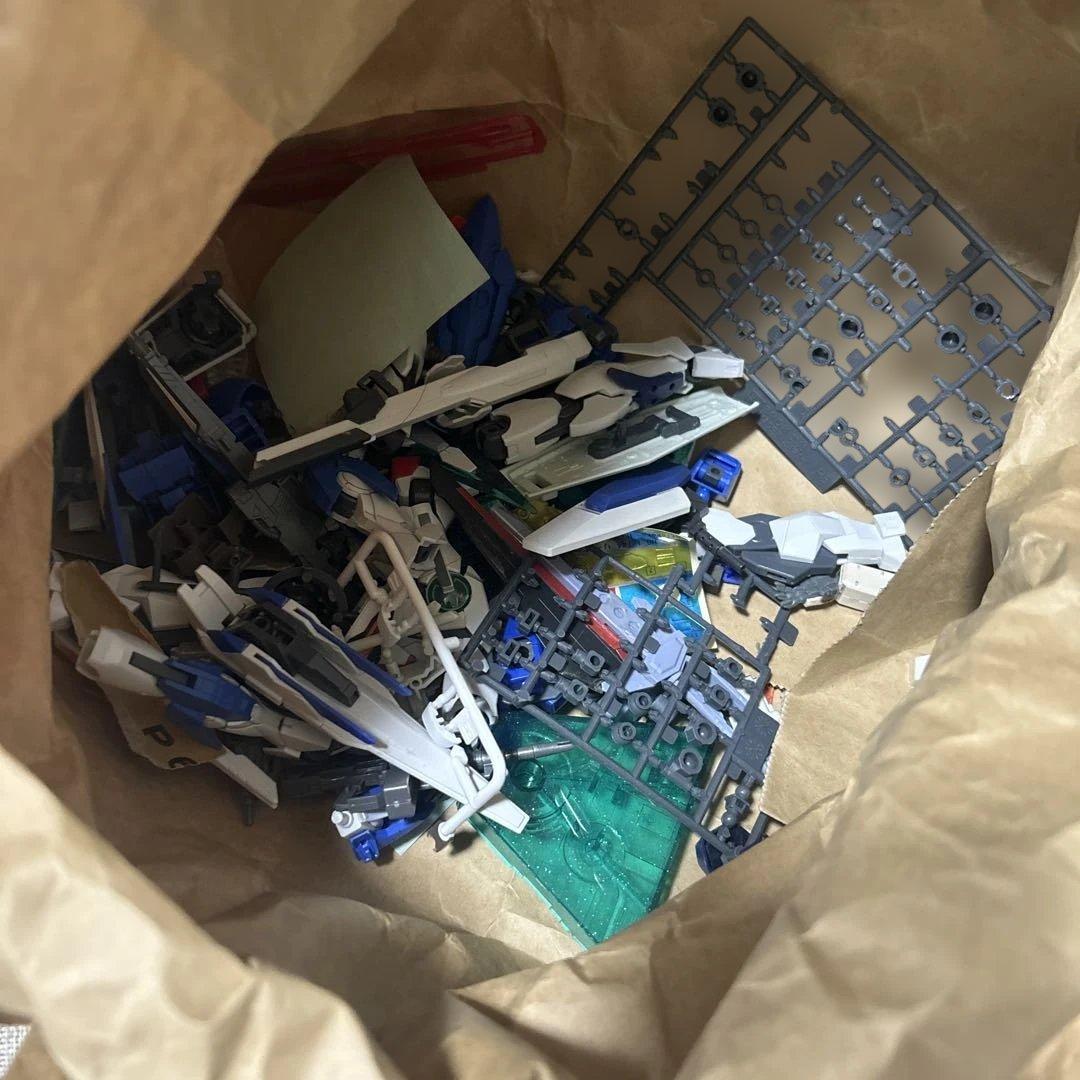 HGガンプラセットと未組立パーツ　ジャンク