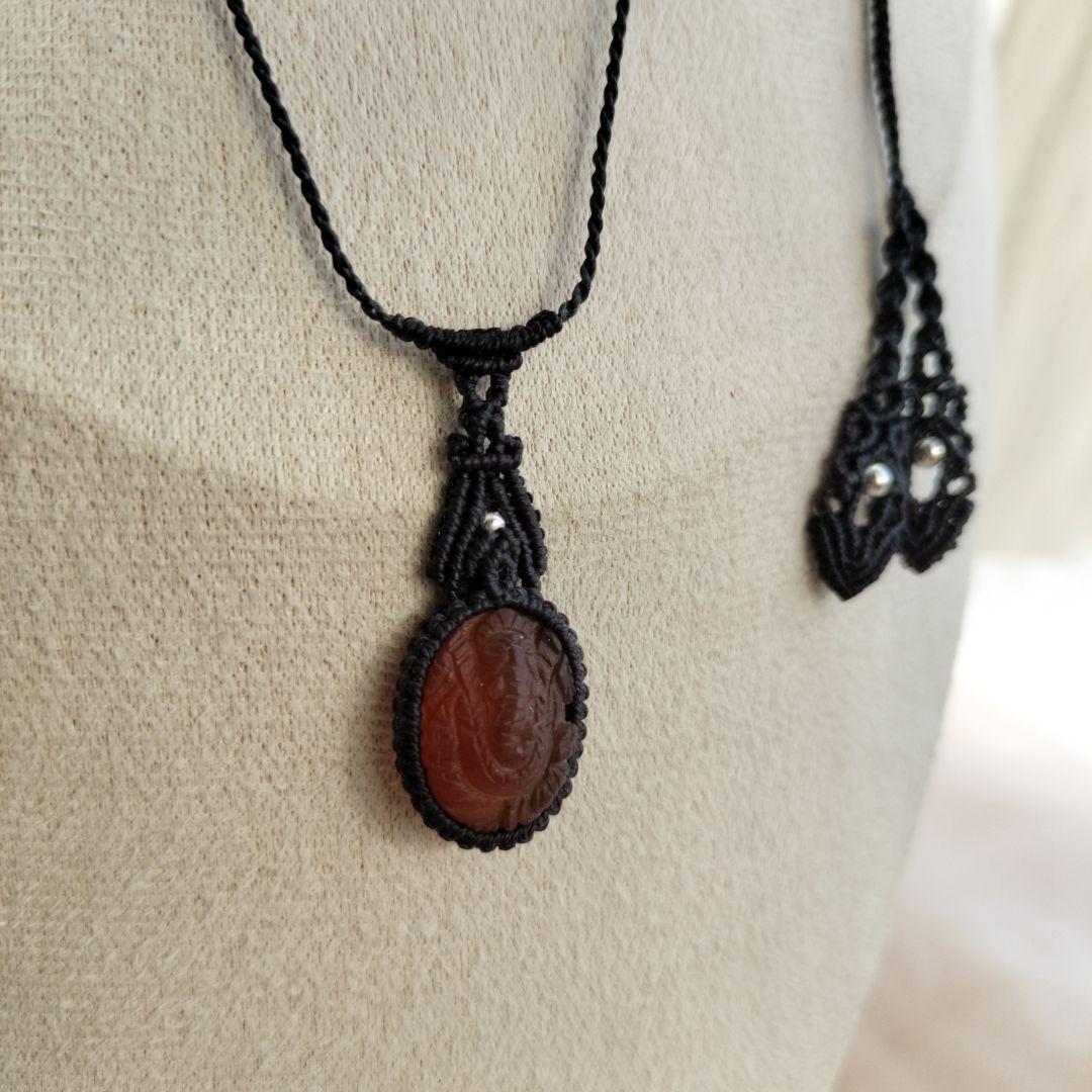 ヘソナイトガーネット　ガネーシャ彫りマクラメ編みネックレス