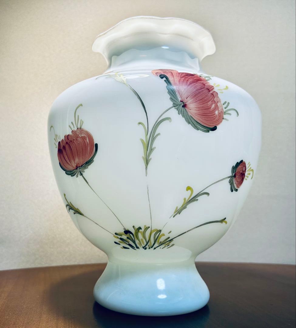 乳白ガラス　手描き花文　花瓶