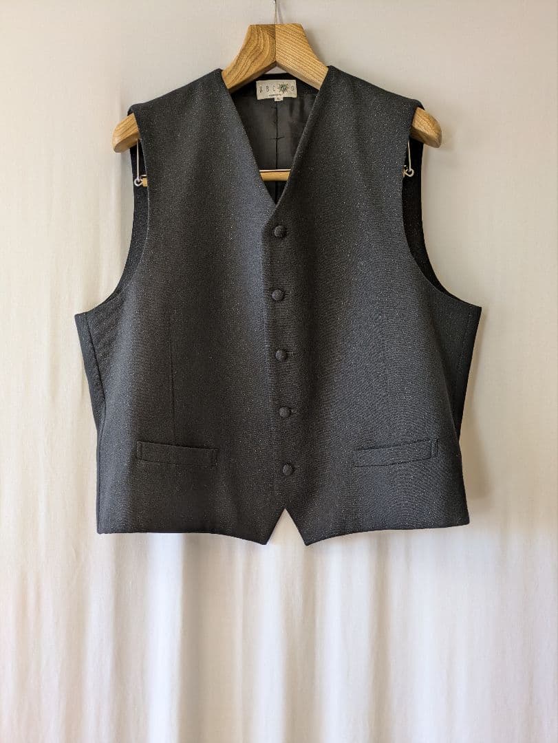 BBCOの黒のラメ入りのベストとパンツのセットアップスーツ