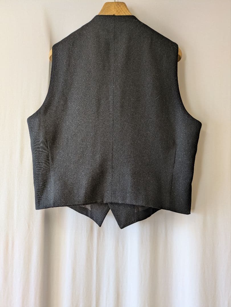 BBCOの黒のラメ入りのベストとパンツのセットアップスーツ