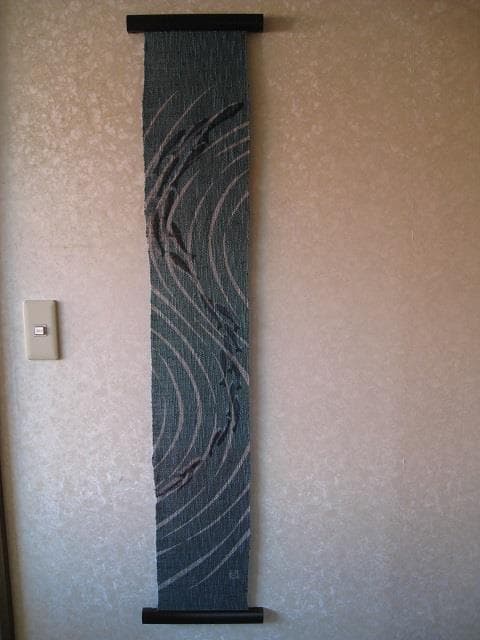 型染めのタベストリー「渓流」  掛け軸　黒魚