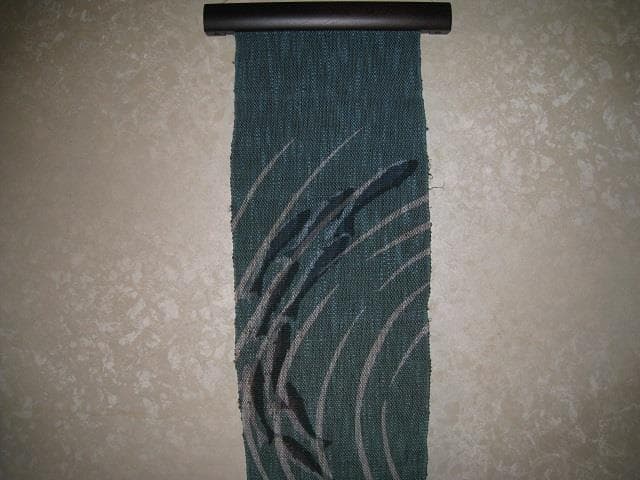 型染めのタベストリー「渓流」  掛け軸　黒魚