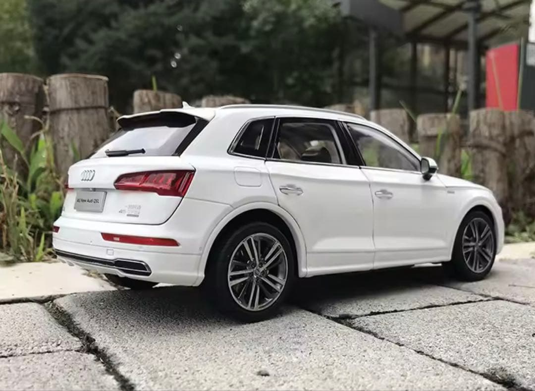 Audi Q5 1/18 ダイキャストモデル ホワイトミニカー