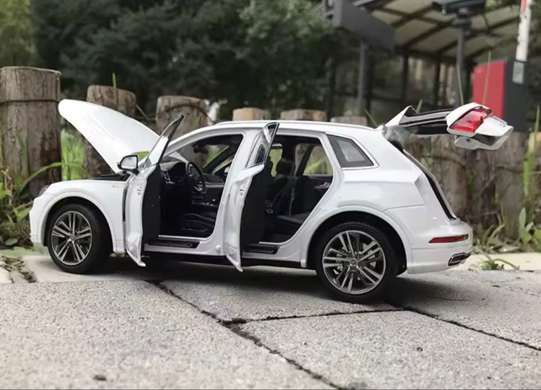 Audi Q5 1/18 ダイキャストモデル ホワイトミニカー