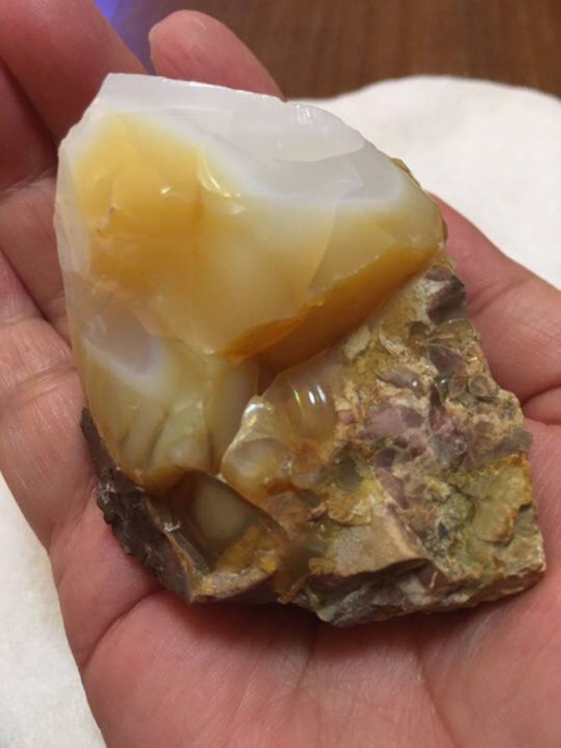 オパール　原石　ホワイト〜　遊白色　キューピッドストーン