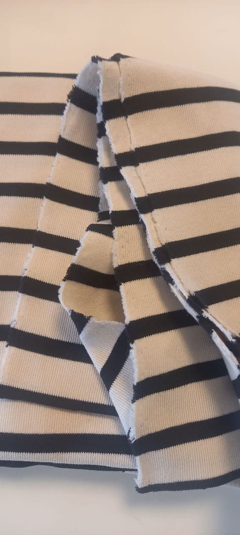 黒　白　ボーダーの犬の服