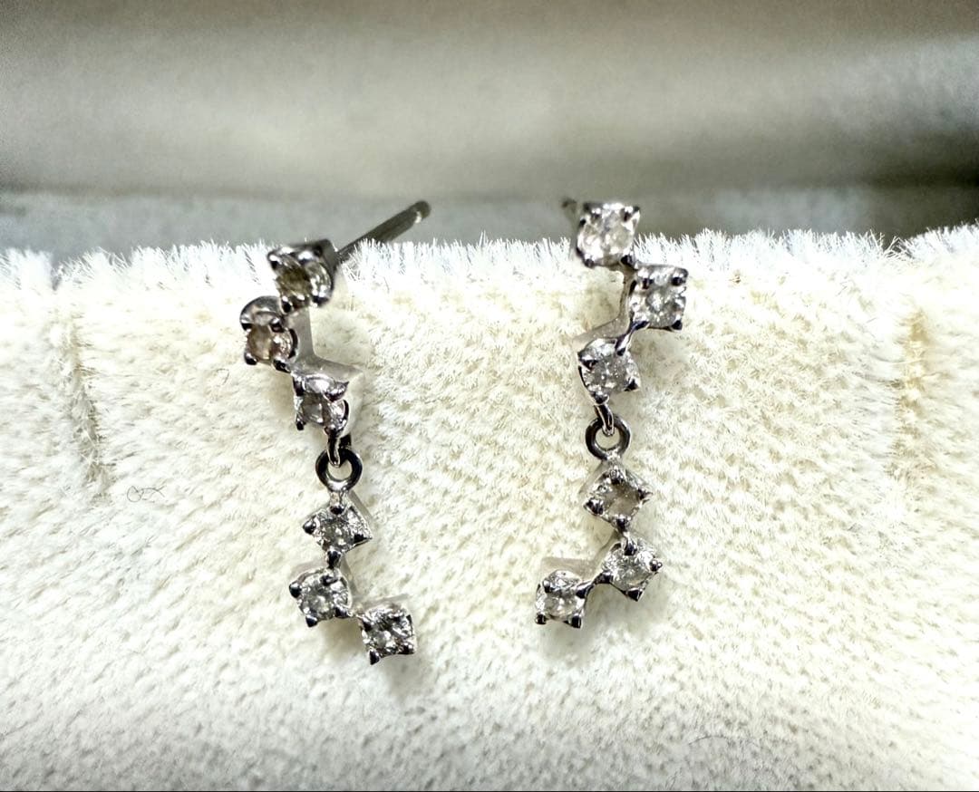 ピアス ★K18WG ダイヤ合計0.2ct ★ ダイヤ6連 スィング