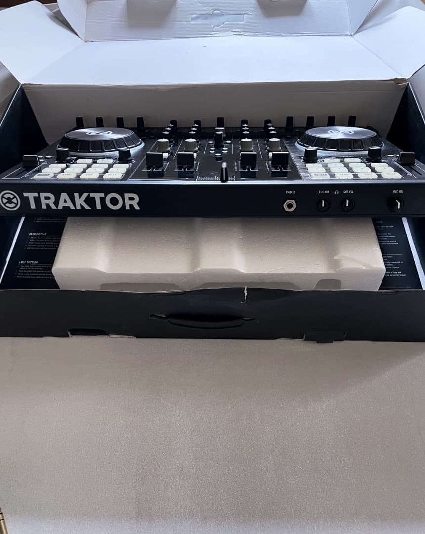 TRAKTOR KONTROL S4 MK2 4チャンネル ほぼ未使用 オマケ付