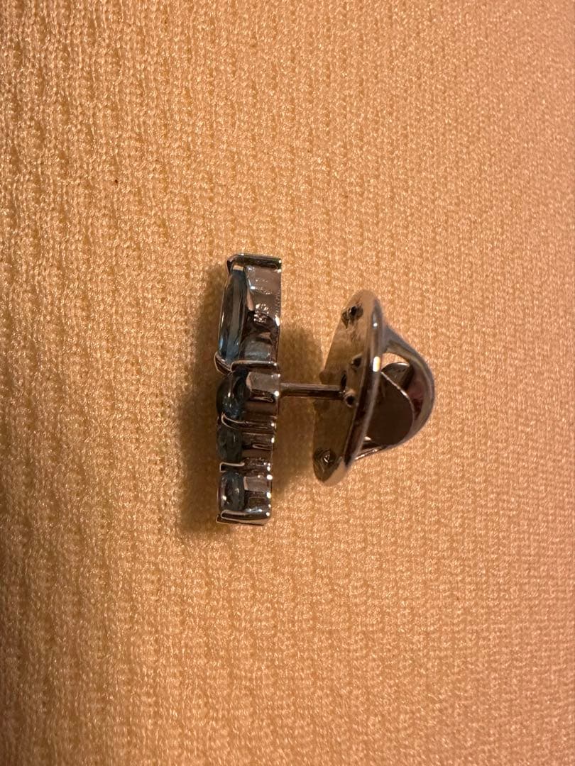 ブルートパーズとダイヤモンド0.01ct？　のピンブローチ K18