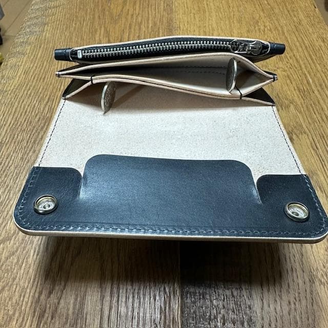 tk　丘染め茶芯ブラック　シルバートラッカーウォレット